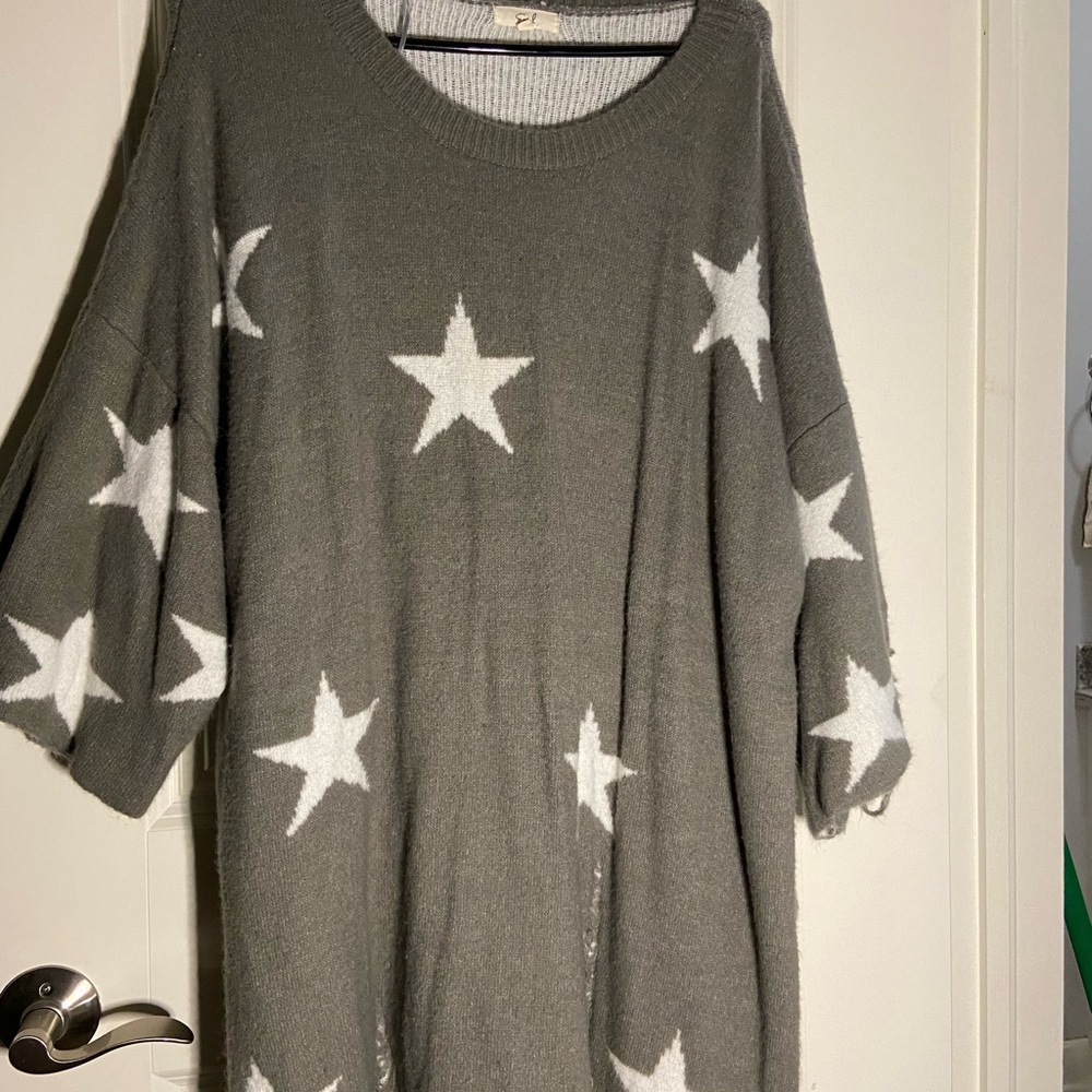 Short sleeve “distressed” sweater w/ stars ⭐️